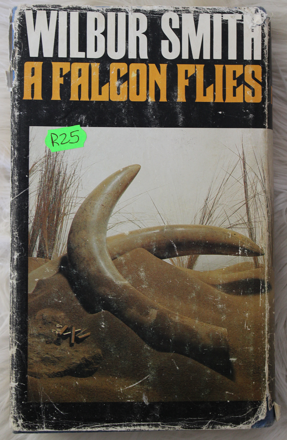 A falcon flies - Wilbur Smith