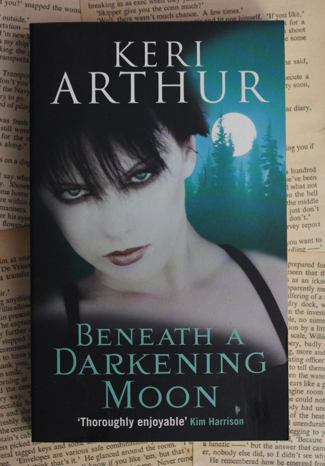 Beneath a darkening moon - Keri Arthur