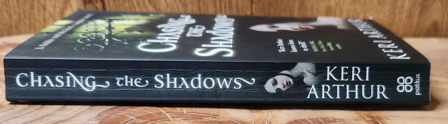 Chasing the shadows - Keri Arthur